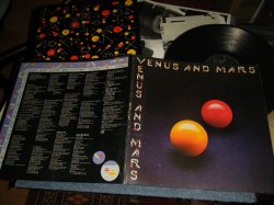 画像1: WINGS PAUL McCARTNEY - VENUS AND MARS (With CUSTOM INNER SLEEVE) (with One Poster & NO Stickers) (Matrix #A)1U/B)1U) (With Bonus SCRAPS)  (Ex+++/Ex+++ Looks:Ex+++)  /  1975 UK ENGLAND ORIGINAL  Used LP 