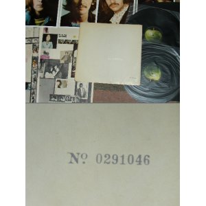 画像:  BEATLES  - THE BEATLES (WHITE ALBUM) (Matrix #A)XEX 709-1   JAA B)XEX 710-1  3 AG  C)XEX 711-1  1 MT D)XEX 712-1  2 OG)Ex++/Ex+++ Looks:Ex++) No.0291046) / 1968 UK ORIGINAL TOP OPEN & 2nd Press 'An E.M.I. Recording' Credit Label Used MONO  2 LP ALL Insetrs ( 4 x Pics & 1 x Poster )  