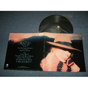 画像: JONI MITCHELL  - CHALK MARK IN A RAIN STORM  (Ex++/MINT) / 1988 CANADA ORIGINAL Used LP 