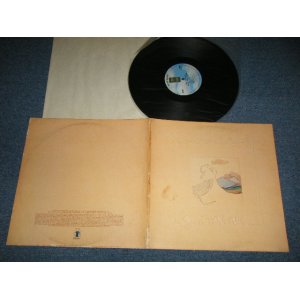 画像: JONI MITCHELL  - COURT AND SPARK (TEXTURED / EMBOSSED  Jacket)  (Matrix #A) 7E 1001 A-1   B) 7E 1001-B3  ) ( Ex++/MINT- B:Looks:Ex) / 1974-6 Version US AMERICA 1st Press "EMBOSSED Jacket"  2nd Press"With 'W' Label" Used LP 