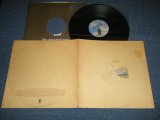 画像: JONI MITCHELL  - COURT AND SPARK (TEXTURED / EMBOSSED  Jacket)  (Matrix #A) 7E 1001 A-7  PRC-1-1   B) 7E 1001-B -9  PRC-1-1  ) ( Ex+/Ex- ) / 1973 US AMERICA ORIGINAL 1st Press  "EMBOSSED Jacket" 2nd Press"With 'w' Logo Label" Used LP 