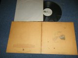 画像: JONI MITCHELL  - COURT AND SPARK (TEXTURED / EMBOSSED  Jacket) (VG+++/Ex+++ A-5:Ex) / 1973 CANADA Press WAX +US AMERICA ORIGINAL  Jacket 1st Press  "WHITE with DOOR-IN-A-CIRCLE Label"t Used LP  