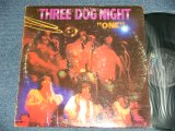 画像: THREE DOG NIGHT  - ONE (Matrix # A) DS 50048-A Re D-3 /B) DS 50048-B Re D-2 ) ( Ex-/Ex+++ Looks:MINT-) / 1969 US AMERICA ORIGINAL "2nd Press FRONT Cover" "2ndPress Label" Used LP 