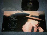 画像: JONI MITCHELL - CHALK MARK IN A RAIN STORM  (Ex++/MINT-) /1988 CANADA ORIGINAL Used LP