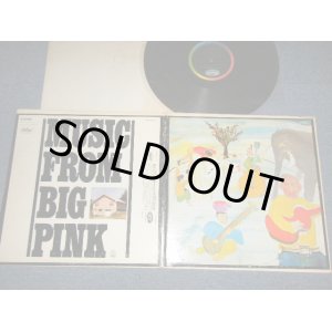 画像: THE BAND - MUSIC FROM BIG PINK( Matrix #A)SKAO-1-2955-W4 B#2 O(0?) B) SKAO2-2955-X6 #1 O(0?))"Capitol Records Pressing Plant Press, in JACKSONVILLE in ILLINOIS" (Ex+++/Ex+++) / 1968 US AMERICA ORIGINAL 1st Press "BLACK with RAINBOW RING LABEL" "MFD. BY CAPITOL RECORDS, INC. U.S.A.T:M. [CAPITAL LOGO] • MARCA REG. • U.S. PAT. NO. 2,631,859"  1st Press "Full Member credit Label" 2nd press "With 'B.D. 1968' Credit at FRONT COVER's BOTTOM" Used LP