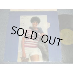 画像: DIONNE WARWICK - JUST BEING MYSELF (MINT-/MINT- CUT OUT) / 1973 US AMERICA ORIGINAL 1st Press "GREEN Label"  Used LP  