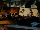 画像: EAGLES - HOTEL CALIFORNIA (Complete Set With Inner Sleeve & Poster) (Matrix #A)7E 1084 A RE SP   "IS IT 6 O'CLOCK YET?"  STERLING LH B)7E 1084 B-1 RE SP  "V.O.L. IS FIVE PIECE LIVE" STERLING LH ) "SRC/ SPECIALTY Press in OLYPHANT in PA" (Ex+/Ex+++ Looks:MINT-) / 1976 US AMERICA ORIGINAL "1st Press" Used LP 