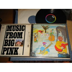 画像: THE BAND - MUSIC FROM BIG PINK (Matrix #A)SKAO-1-2955-B2 IAM in TRAIANGLE B) SKAO2-2955-A1 IAM in TRAIANGLE) "SCRANTON Press in PENNSYLVANIA" (Ex+/Ex+ EDSP)) / 1968 US AMERICA ORIGINAL 1st Press "BLACK with RAINBOW RING LABEL" "MFD. BY CAPITOL RECORDS, INC. U.S.A.T:M. [CAPITAL LOGO] • MARCA REG. • U.S. PAT. NO. 2,631,859" "Rare Large STEREO Printed on Label" 1st Press "Full Member credit Label" 2nd press "With 'B.D. 1968' Credit at FRONT COVER's BOTTOM" Used LP