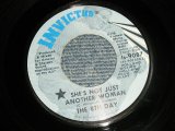 画像: The 8TH DAY - A)SHE'S NOT JUST ANOTHER WOMAN  B) I CAN'T FOOL MYSELF (Ex+++/Ex+++)  / 1971 US AMERICA ORIGINAL Used 7"45 