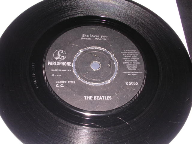 画像: THE BEATLES - SHE LOVES YOU ( BLACK Label : Ex+/Ex++ ) / 1960's  SWEDEN ORIGINAL Used 7" Single With PICTURE SLEEVE 