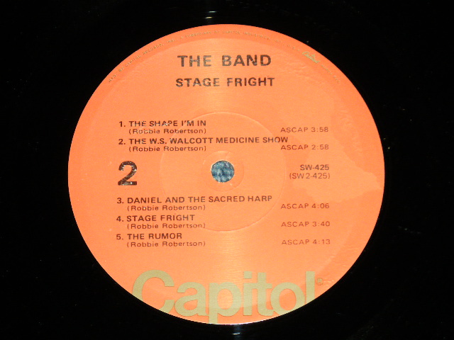 画像: THE BAND - STAGE FRIGHT( Matrix # A)SW-1-425-F-2/ B) SW-2-425  F-2 #2  ) ( MINT-/MINT-) / 1972-78 Version US AMERICA  3rd Press "ORANGE with OLIVE GREEN 'CAPITOL' Logo on Bottom LABEL" Used LP 