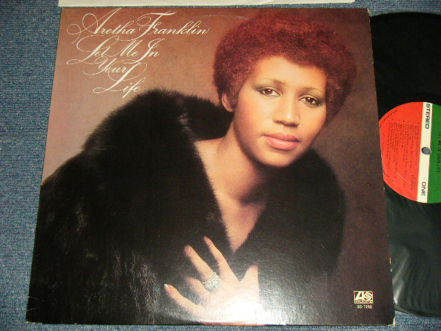 画像1: ARETHA FRANKLIN - LET ME IN YOUR LIFE  (Matrix #A)ST-A-733043-CC RE AT/GP  MR ▵18657(1) B)ST-A-733044-DD RE AT/GP MR ▵18657-x(2)) "MO/MONARCH Press in CA" (Ex++/Ex+++ B-2,3:Ex) / 1974 US AMERICA ORIGINAL 1st press "GREEN & RED with large 75 ROCKFELLER Label" Used LP 